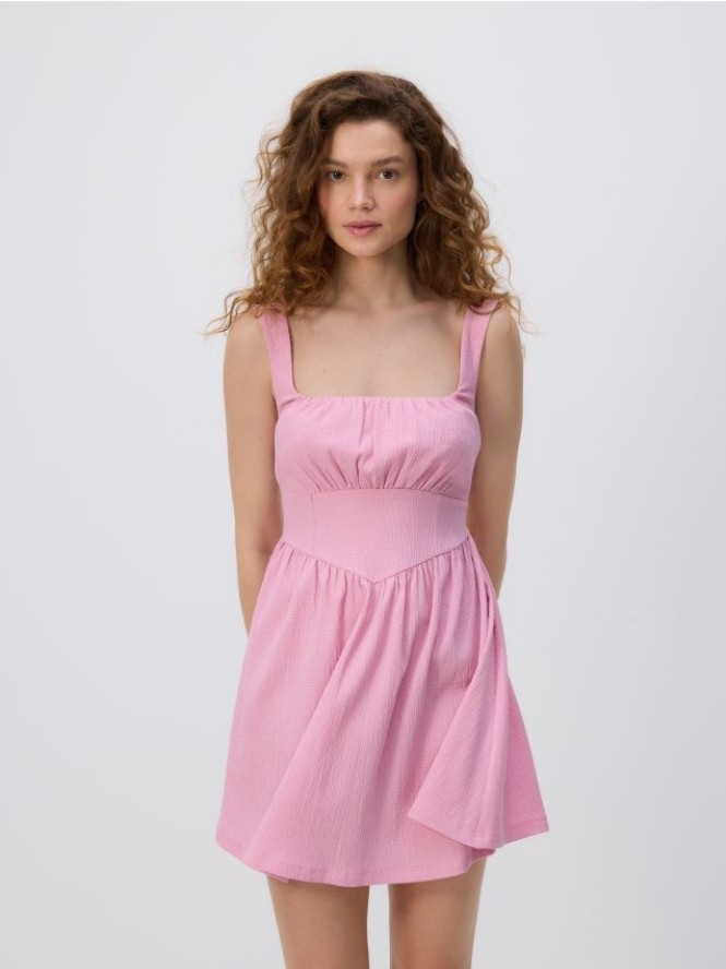 Kreszowana sukienka mini - brudny róż