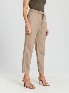 Spodnie carrot - kremowy