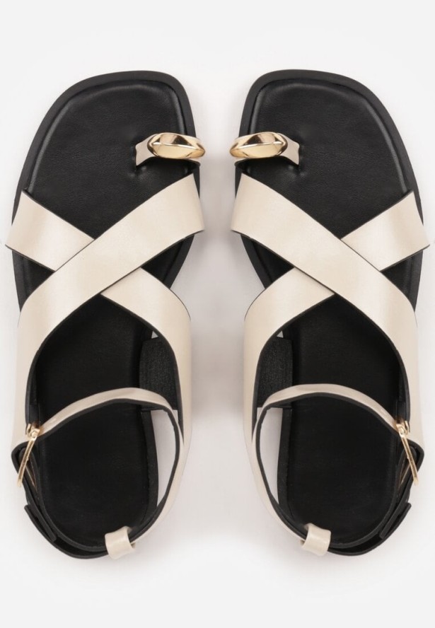 Beżowe Sandały w Stylu Japonek Ozdobione Metaliczną Aplikacją Carover