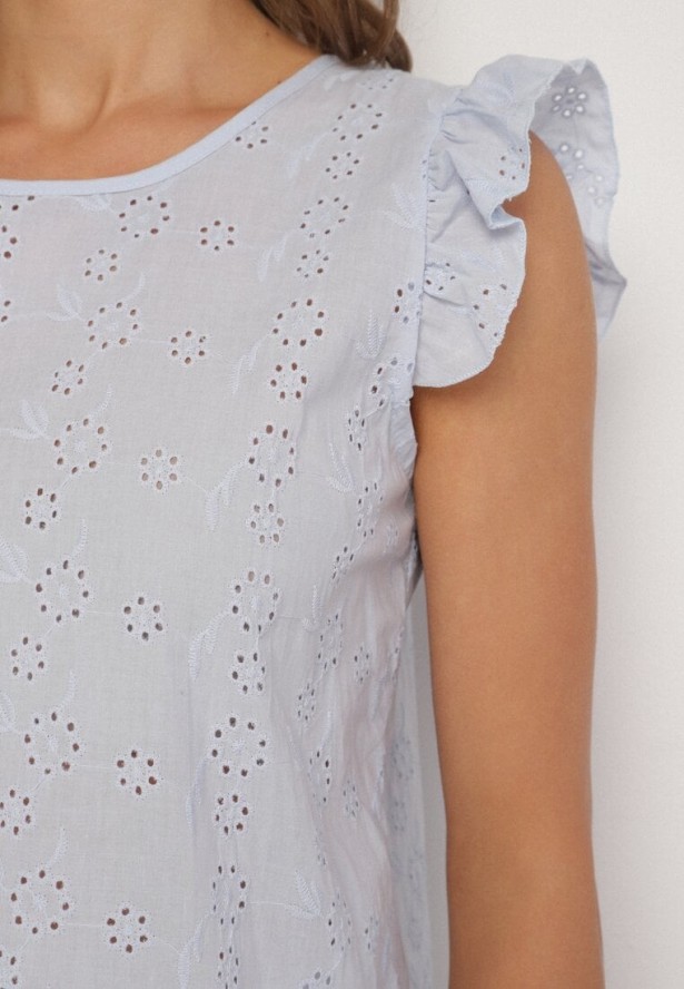 Jasnoniebieska Bawełniana Bluzka Ozdobiona Ażurowym Wzorem i Falbankami Ridiruna