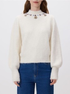 Sweter z biżuteryjną aplikacją - kremowy