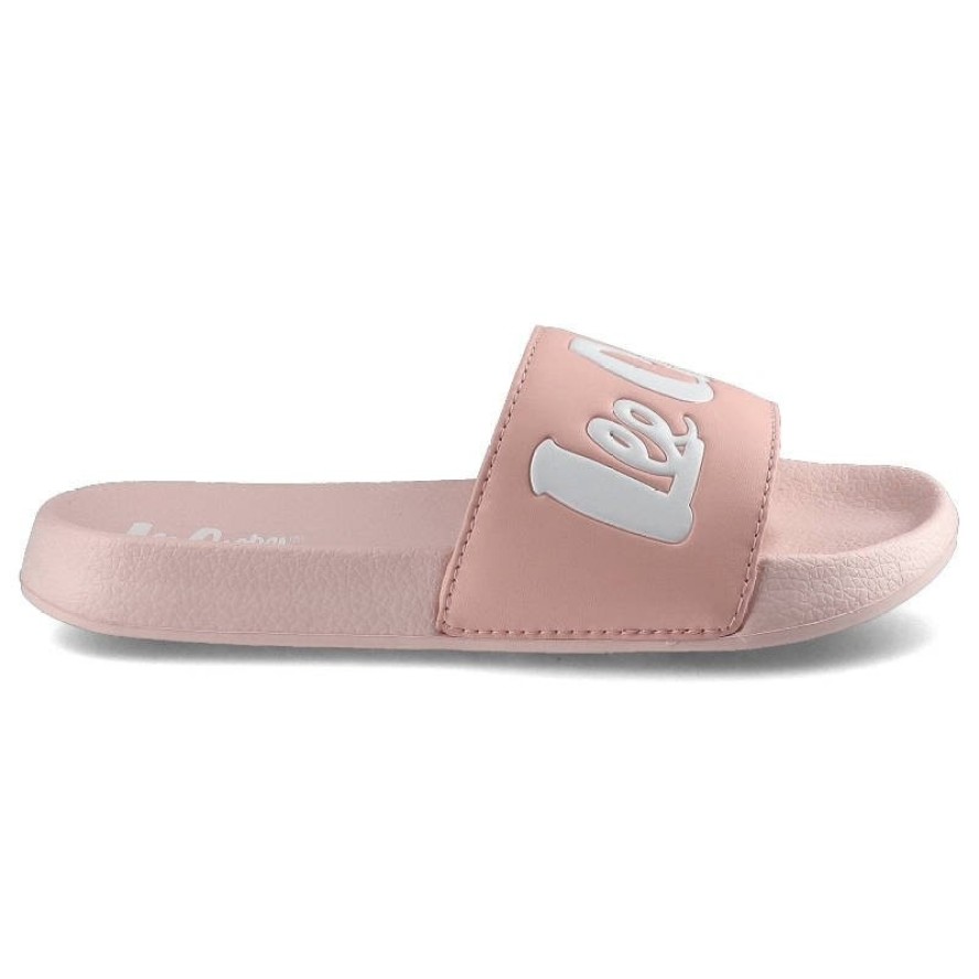 Klapki damskie Lee Cooper, skóra ekologiczna w jasnoróżowym kolorze z szerokim paskiem z tłoczonym logo oraz miękką profilowaną podeszwą, różowe, LCW