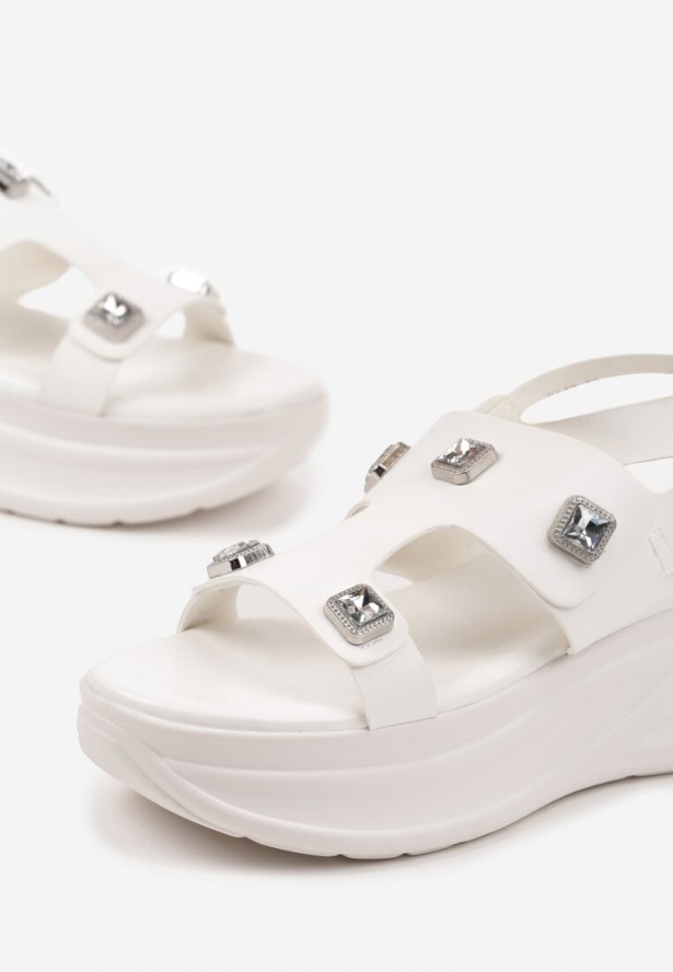 Białe Sandały na Platformie z Metalicznymi Ozdobami Liozea