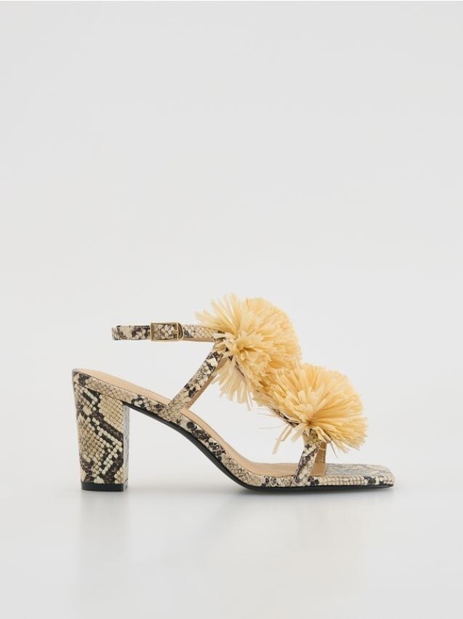 Skórzane sandały z pomponami - wielobarwny
