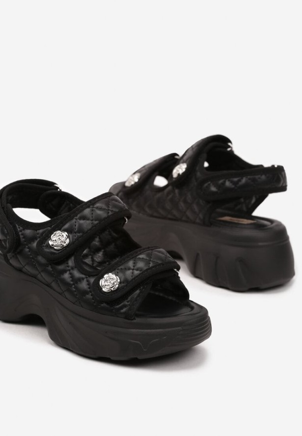 Czarne Sandały na Grubej Podeszwie Pikowane z Ozdobnymi Metalicznymi Detalami Setiriela