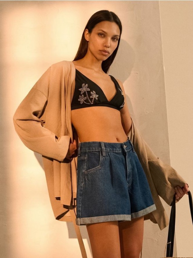 Szorty jeansowe mom high waist z zakładkami - niebieski