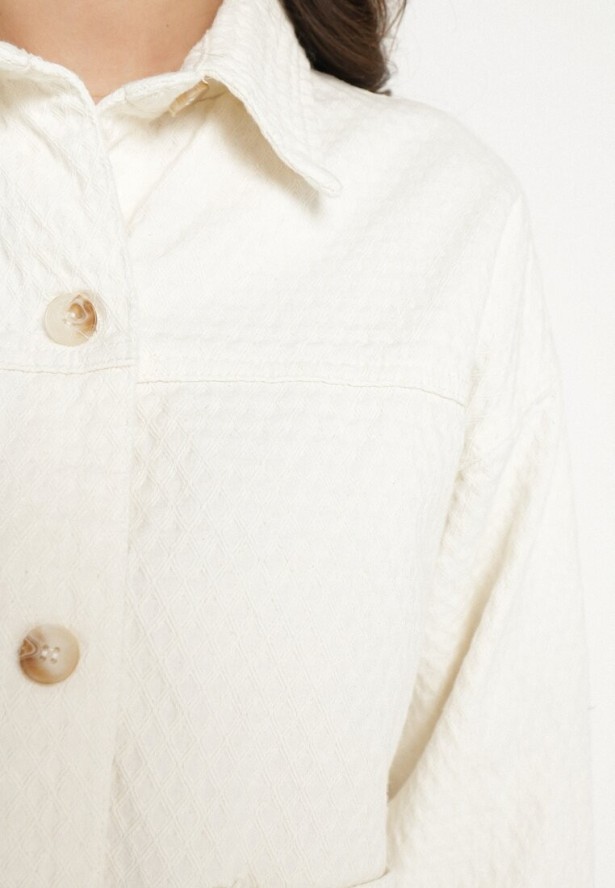 Biała Kurtka Koszulowa z Tłoczonego Materiału z Bawełny z Kieszeniami Janlira