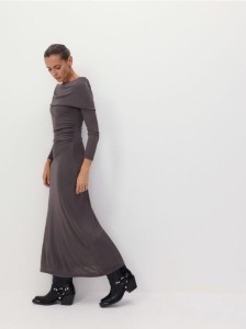 Sukienka z odkrytymi ramionami - beżowy