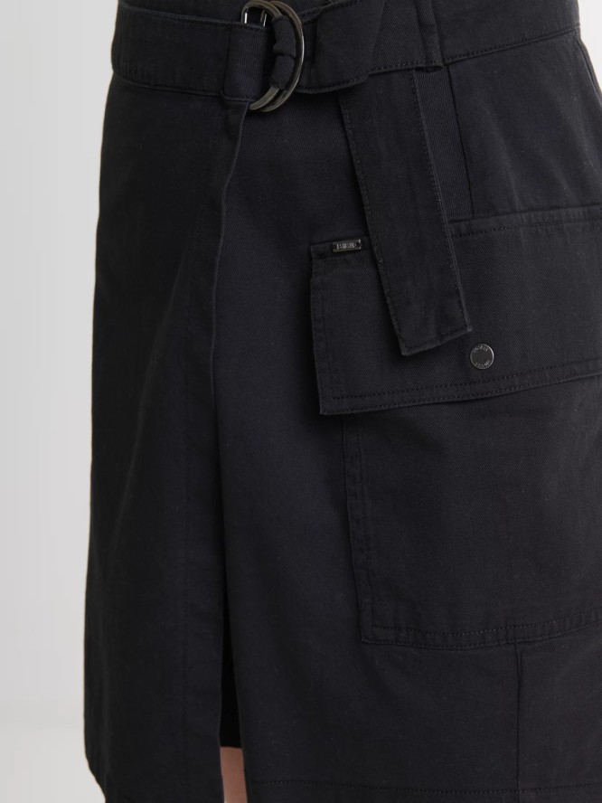 Spódnica damska mini na zakładkę z kieszeniami czarna Brunilda 906