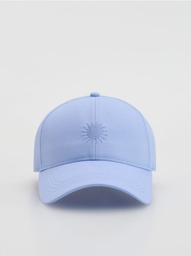 Czapka z daszkiem z haftem - jasnoniebieski