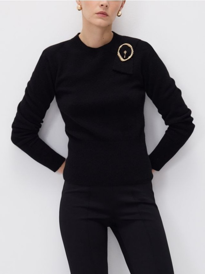 Wełniany sweter z klamrą - czarny