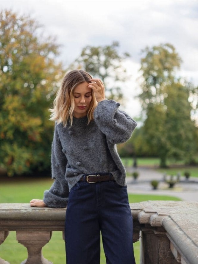 Sweter z ozdobnymi aplikacjami - szary