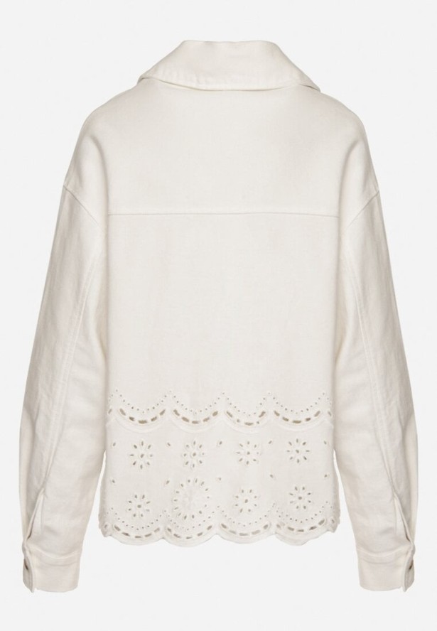 Biała Kurtka Koszulowa z Kieszeniami i Ażurowym Tłoczeniem Kaliven