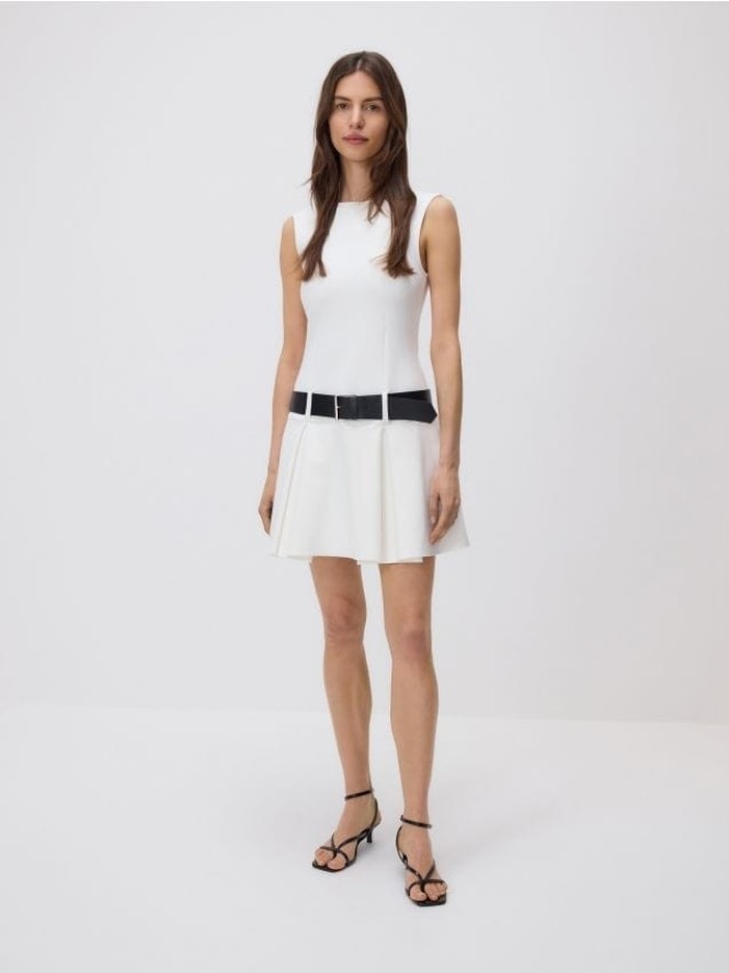 Sukienka mini z paskiem - kremowy