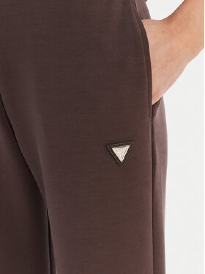 Guess Spodnie dresowe V4YB08 KCAY2 Brązowy Regular Fit