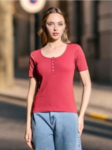 Prążkowana koszulka z guzikami - czerwony