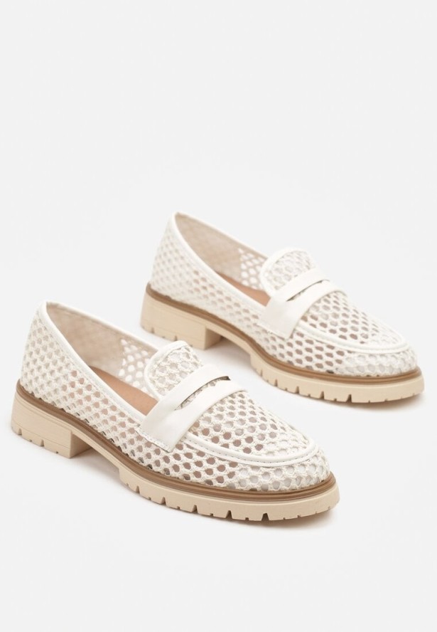 Białe Mokasyny Ozdobione Ażurową Cholewką Uliorela