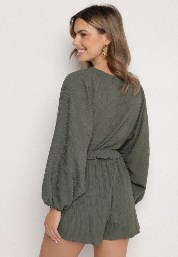 Ciemnozielony Komplet Bluzka z Rękawami Typu Nietoperz i Głębokim Dekoltem Szorty z Gumką w Talii Femvia