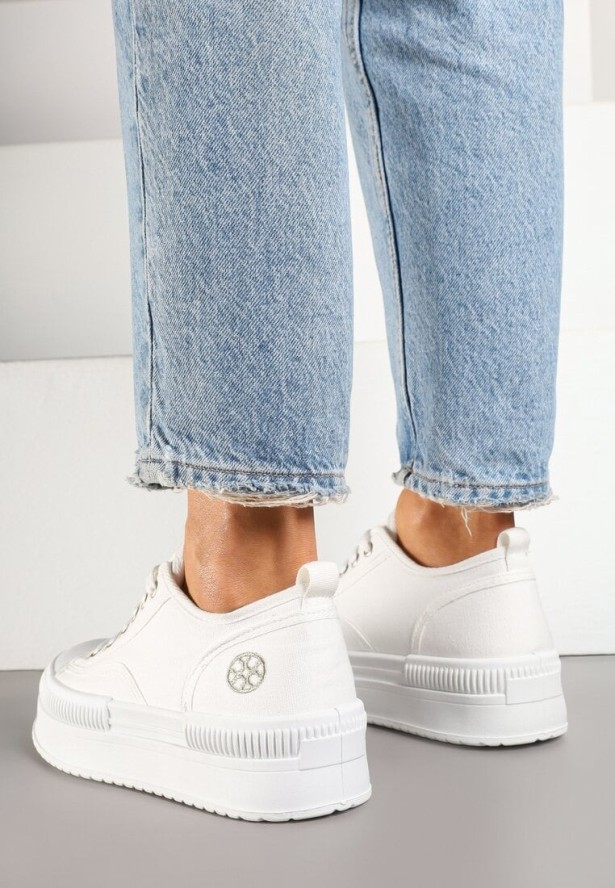 Białe Trampki na Grubej Podeszwie Ozdobione Metaliczną Aplikacją Efadelis