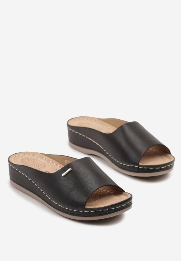 Czarne Klapki Ozdobione Metaliczną Aplikacją Liorinae