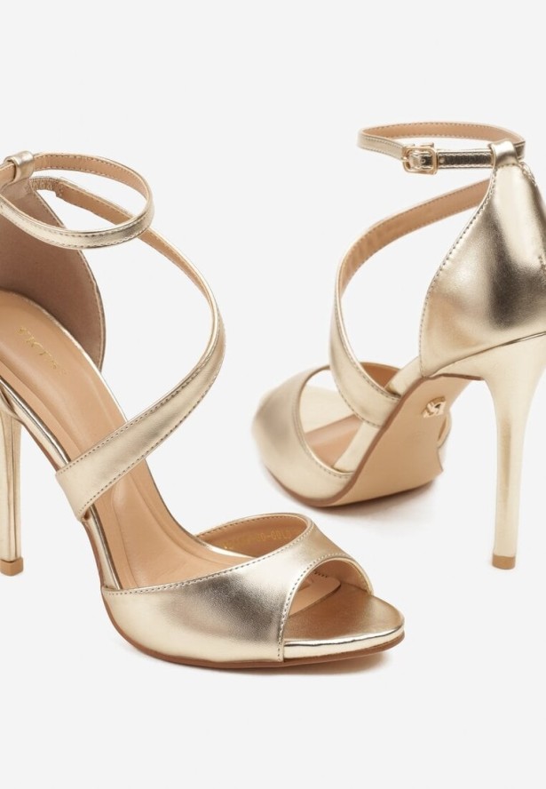 Złote Sandały Vices na Szpilce z Asymetrycznymi Paskami Sarivie