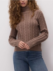 Golf z dekoracyjnym splotem - brązowy