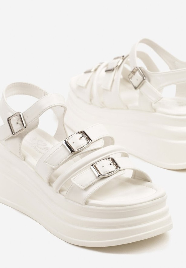 Białe Sandały z Klamerkami na Platformie z Tłoczeniami w Rockowym Stylu Alimindra