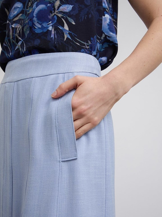 BGN Spódnica w kolorze błękitnym rozmiar: 40