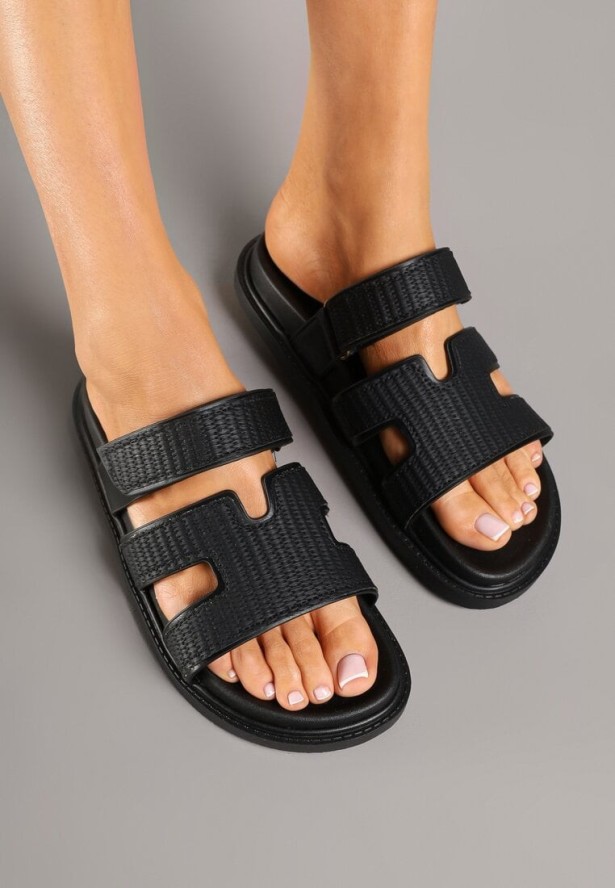 Czarne Klapki Zapinane na Rzep z Geometrycznymi Wycięciami Vevelina