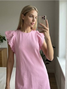 Sukienka mini z ażurowym rękawem - różowy