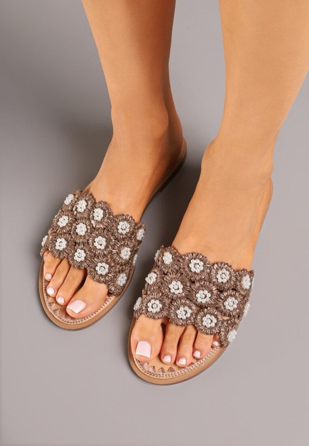 Ciemnobeżowe Klapki z Haftowaną Cholewką Talovira