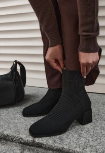 Czarne Botki z Elastyczną Cholewką za Kostkę na Geometrycznym Słupku Amori