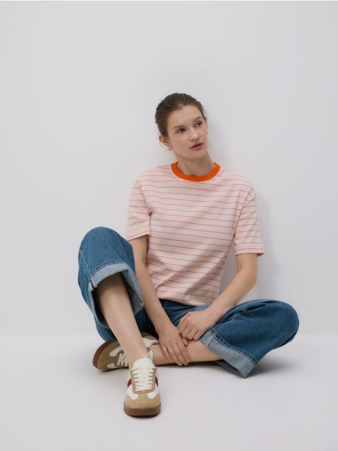 T-shirt w paski - różowy