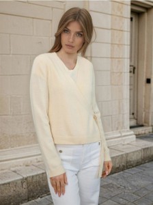 Kopertowy sweter z wiązaniem - kremowy