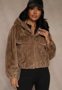 Jasnobrązowa Kurtka Futerko o Kroju Bomberki z Kapturem i Imitacją Kieszeni Awedana