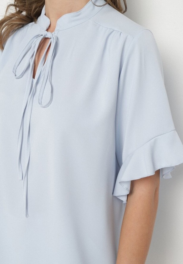 Jasnoniebieska Bluzka Ozdobiona Wiązaniem i Falbanami Fademina