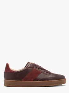 Bordowe półbuty damskie w sportowym stylu na płaskiej podeszwie