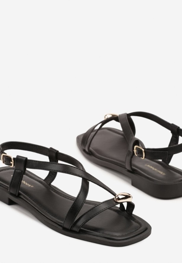 Czarne Sandały z Metaliczną Ozdobą i Cienkimi Paseczkami Soriza