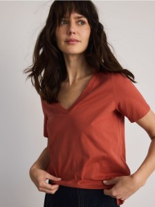 T-shirt regular z dekotem V - miedziany
