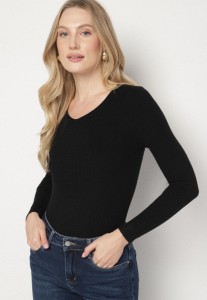 Czarny Dopasowany Sweter z Prążkowanej Dzianiny z Bawełną z Dekoltem w Serek Tesma