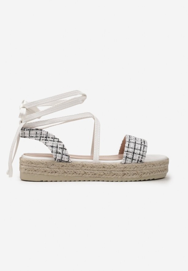 Białe Sandały na Niskiej Platformie z Plecionki i Ozdobnymi Sznureczkami Dazella
