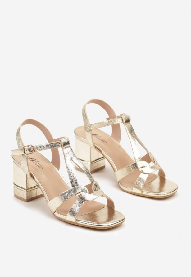 Złote Sandały na Obcasie z Ozdobnymi Paskami i Metaliczną Ozdobą Deomira