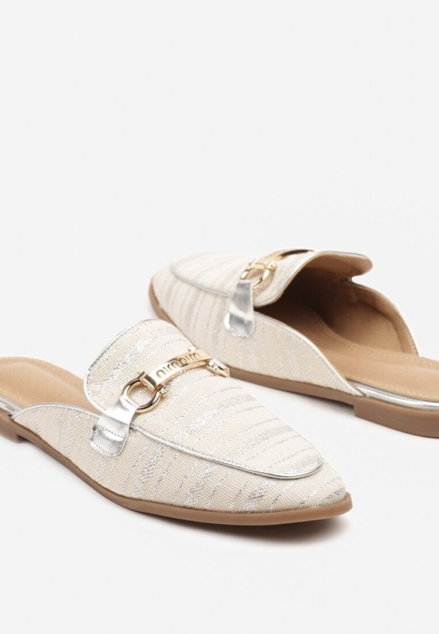 Beżowo-Srebrne Płaskie Klapki Mules z Metaliczną Nicią i Klamrą Tatirielis