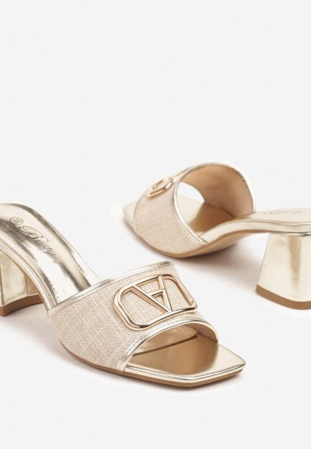 Złote Eleganckie Klapki na Słupku Zdobione Metaliczną Aplikacją Tillindira