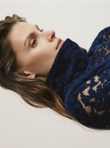 Ażurowa bluzka z golfem - niebieski