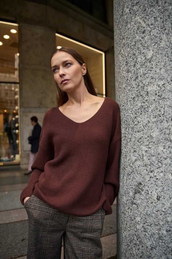 Sweter o prostym fasonie brązowy