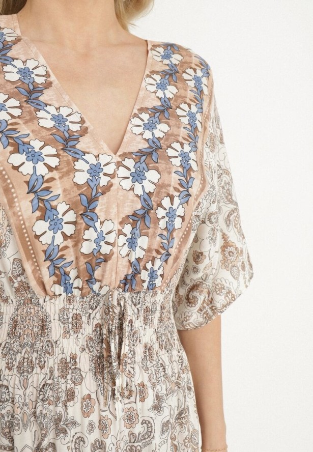 Ciemnobeżowa Sukienka z Wiskozy w Ornamentalny Wzór z Szeroką Gumką w Pasie Tanissla