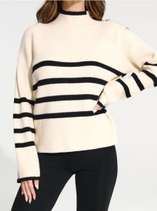 Prążkowany sweter z guzikami na ramieniu - wielobarwny