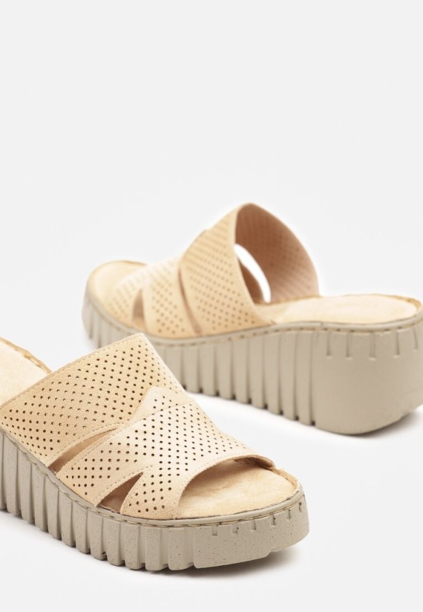 Ciemnobeżowe Klapki Vices na Koturnie z Perforacją Sarvelina