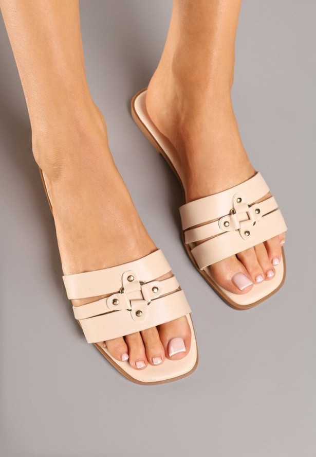 Beżowe Minimalistyczne Klapki Zdobione Elegancką Aplikacją Harinel